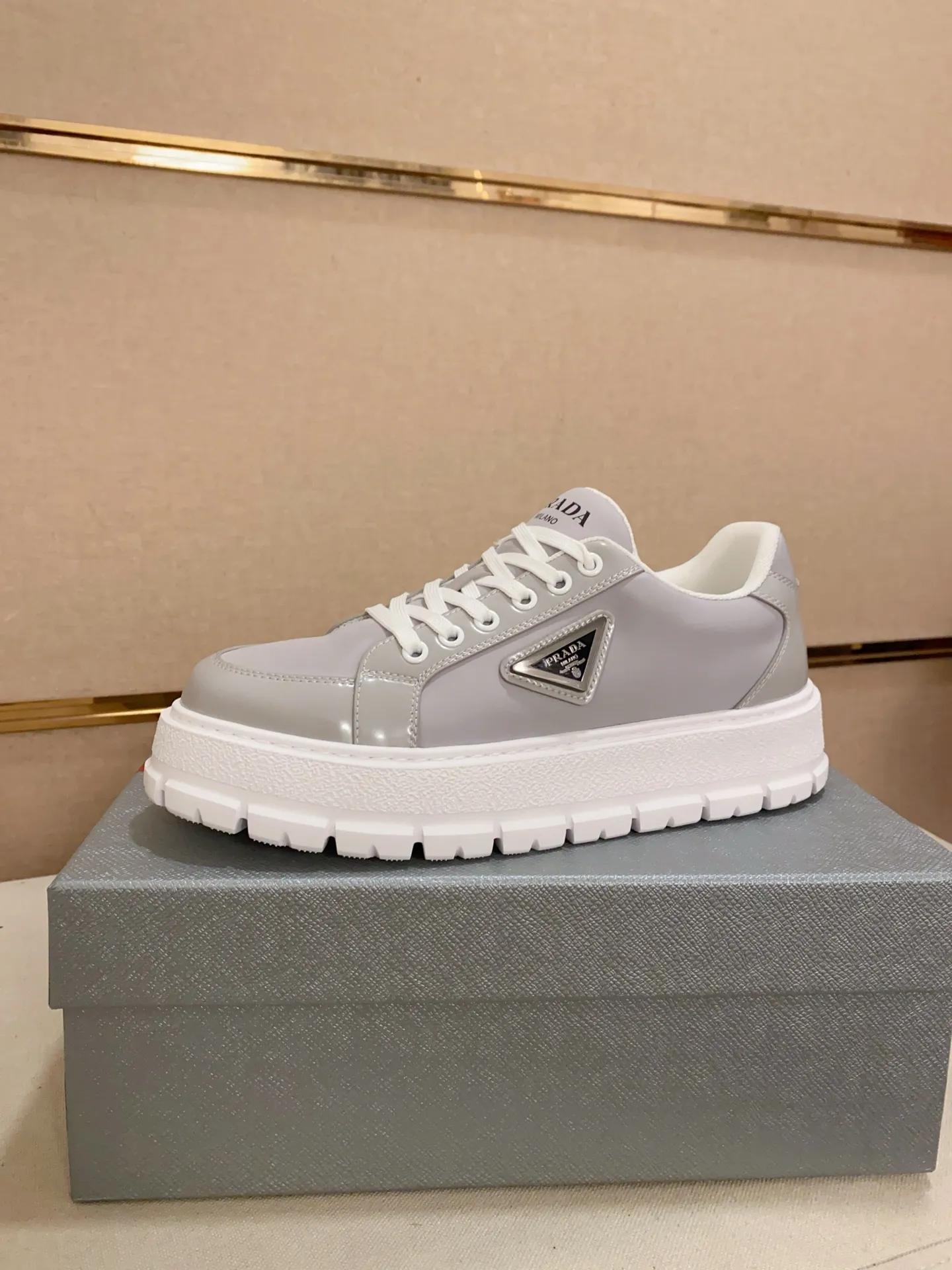 Men's shoes 💰 580💰 ✔️✔️✔️Higher version High-quality new PRADA (Prada) counters are launched simultaneously. The new men's shoes and 😘 fabrics are made of high-tech glue-spraying technology. Lining: Full cowhide lining. 👍🏿 High-end ☄️ Air-cushion molded anti-slip foam outsole, exquisite lines, simple and elegant, comfortable and high-end for leisure travel. Code number: 38 to 44 (45 can be customized and cannot be returned or exchanged)